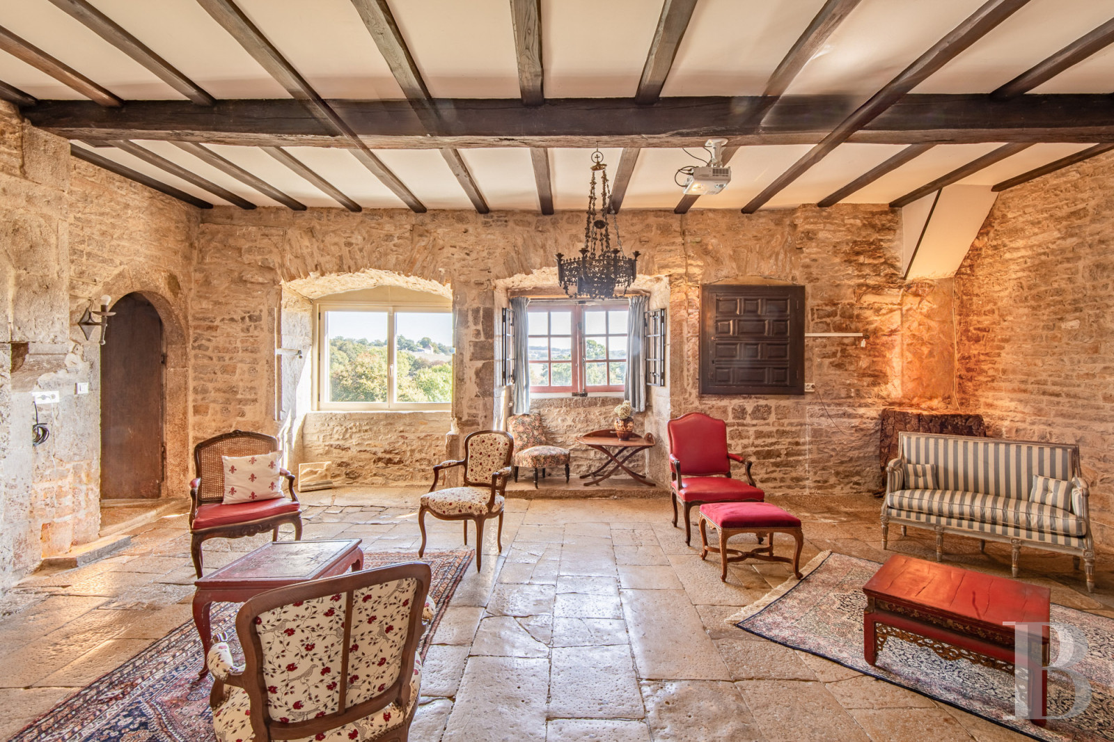 A 15th-century castle overlooking rolling farmland between Poitiers and Angoulême, in the Vienne region. - photo  n°10